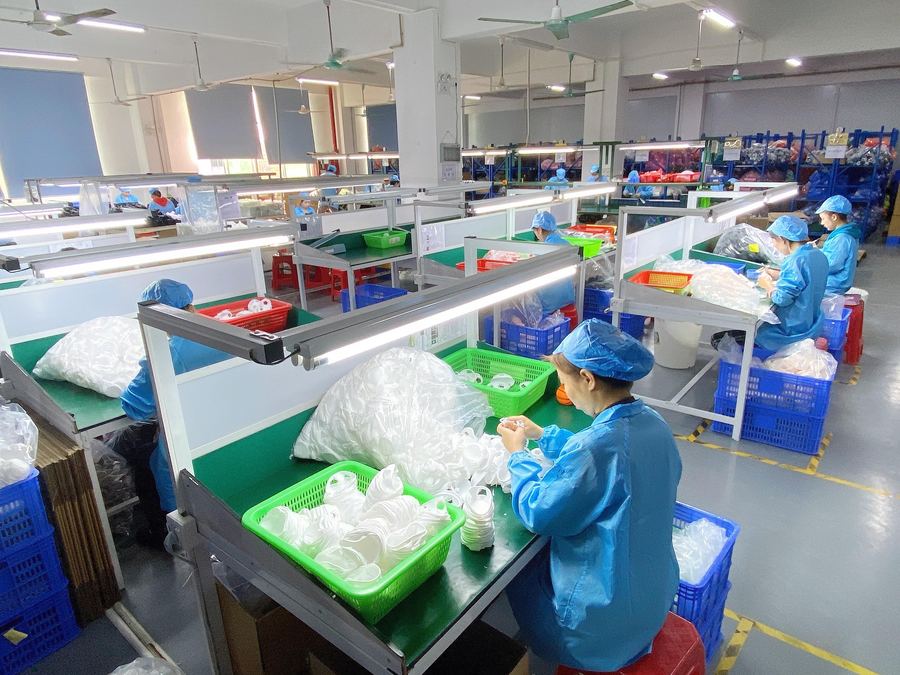 Assembly and packaging workshop with 8 lines